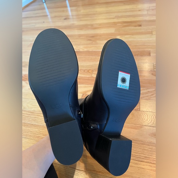 UGG Atwood Leather Stacked Heel Zipper Ankle Black Boots, Size 7 NEW - Picture 4 of 6